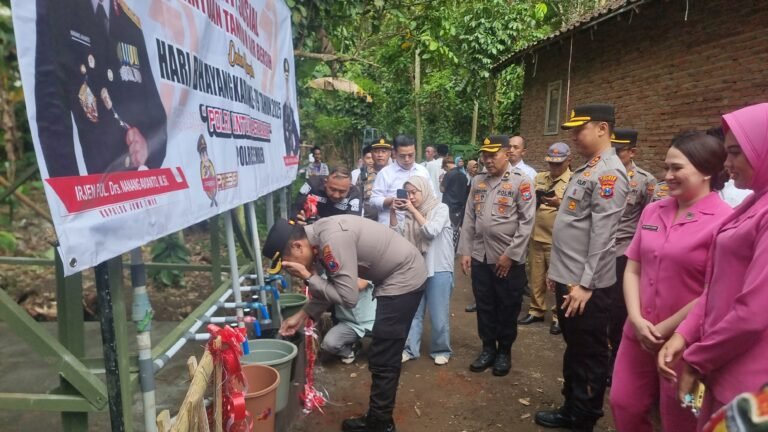 Hari Bhayangkara ke – 79 Polres Jember Beri Bantuan Tandon Air Warga Kecamatan Sumberjambe