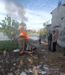 Arena Sabung Ayam Desa Gebang di Bakar Polsek Sidoarjo Kota 