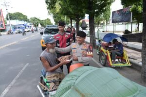 Patroli Humanis, Polres Situbondo Berbagi Nasi Kotak kepada Warga dan Pelajar