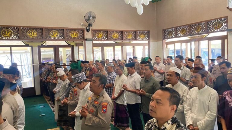 Polresta Banyuwangi Gelar Sholat Ghaib untuk Korban KMP Tunu Pratama Jaya
