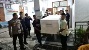 Kapolresta Banyuwangi Serahkan Korban KMP Tunu Pratama Jaya Asal Malaysia ke Keluarganya Untuk Dimakamkan