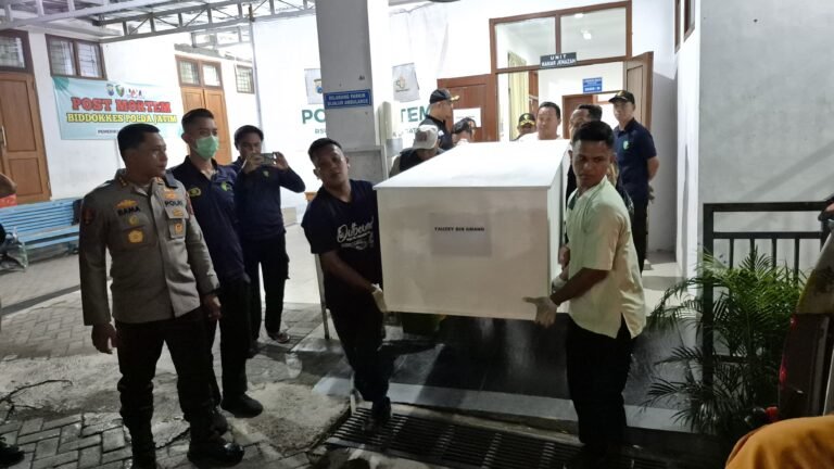 Kapolresta Banyuwangi Serahkan Korban KMP Tunu Pratama Jaya Asal Malaysia ke Keluarganya Untuk Dimakamkan