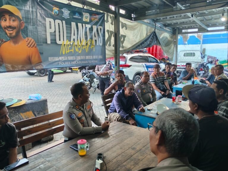 Jelang Ops Patuh Semeru 2025 Polres Pelabuhan Tanjungperak Ngopi Bareng Para Sopir Truk Tekankan Kesadaran Kolektif