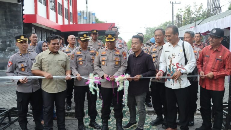 Meriah! Polres Nganjuk Buka Bazar UMKM dan Festival Musik Pelajar di GOR Bung Karn