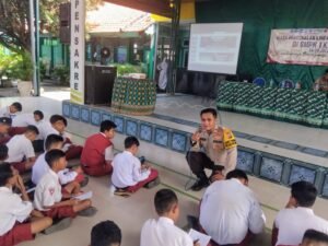 Kanit Binmas Beri Materi MPLS ke Siswa SMPN 1 Krembung, Tekankan Tertib Berlalulintas di Ops Patuh Semeru 2025