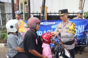 Hari Pertama Operasi Patuh Semeru 2025 Polres Trenggalek Bagi – bagi Helm Gratis