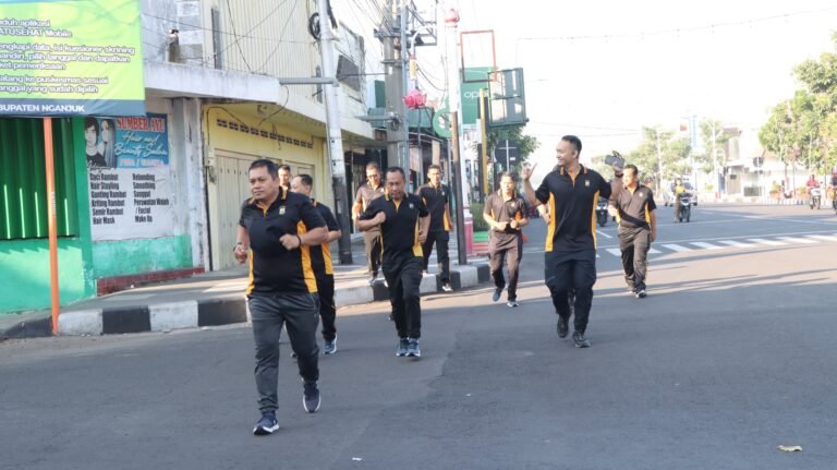 Jalan Kaki 8 KM, Kapolres Nganjuk Olahraga Sekaligus Kontrol Kinerja Anggota di Lapangan