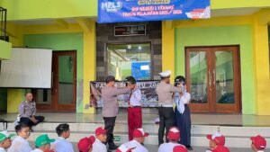 Operasi Patuh Semeru 2025, Sat Lantas Polres Mojokerto Beri Helm Gratis untuk Siswa MPLS SMP Negeri 1 Trawas