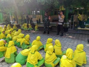 Kanit Binmas dan Babinsa Isi MPLS Kenalkan Rambu Rambu Lalulintas di MI Al Islah