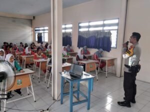 Kanit Binmas Sektor Krembung Isi MPLS di SMK Budhi Dharma, Sampaikan Tertib Lalin,Jauhi Narkoba dan Jauhi Judol