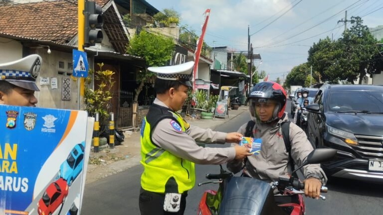Operasi Patuh Semeru 2025 Polres Malang Sapa Pengendara, Sosialisasikan Kamseltibcarlantas