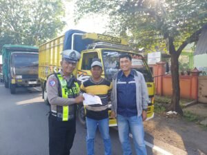Polsek Krian Tertibkan Truk Pelanggar Jalur Kota dalam Rangka Ops Patuh Semeru 2025
