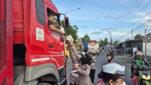 Polresta Banyuwangi Berbagi Mamiri Kepada Pengguna Jalan yang Terjebak Kepadatan Pelabuhan Ketapang