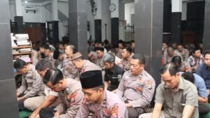 Polres Nganjuk Tekankan Disiplin Salat Lewat Binrohtal di Masjid Al Ikhlas