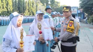 Polres Nganjuk Gencarkan Edukasi Tertib Lalu Lintas Lewat Upacara di Sekolah