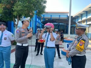 Dekat dan Bersahabat, Polisi Blusukan ke Sekolah Edukasi Tertib Lalin dan Berbagi Hadiah untuk Pelajar