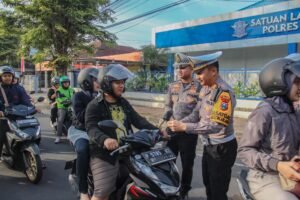 Bukan Razia Biasa, Polres Jember Jadikan Operasi Patuh Semeru Aksi Senyum dan Cokelat untuk Keselamatan