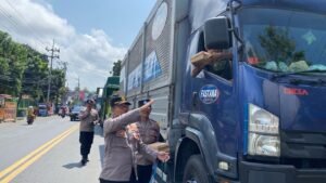 Polisi Peduli : Polresta Banyuwangi Berbagi Nasi Kotak untuk Sopir Truk di Jalur Pelabuhan Ketapang