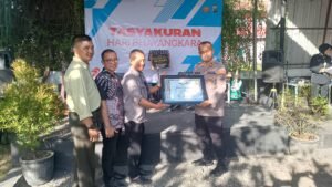 Kapolsek Krian Beri Piagam Penghargaan Kades Ponokawan Penyedia Layanan Lahan Ketahanan Pangan