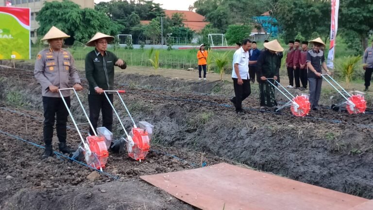 Forkopimda Sidoarjo Tanam Jagung Kuartal III dan Tebar Benih Ikan Nila di Ponpes Al-Amanah, Gandeng UNESA Surabaya