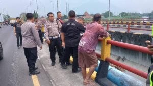 Sat Lantas Polresta Sidoarjo Olah TKP Korban Yang Tewas Terjebur di Sungai Porong