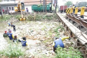 Pemkab Sidoarjo Rutin Bersihkan Sungai Kanal Porong