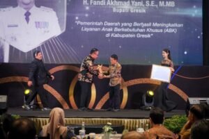 Bupati Gresik Raih Penghargaan Radar Surabaya Award 2025 atas Komitmen terhadap Layanan Inklusif untuk ABK