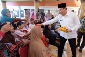 Jumat Berkah, Warga Kemiri Terima Bantuan Pangan Beras