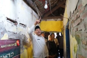 Bupati Sidoarjo Subandi Kunjungi Rumah Tidak Layak Huni di Bluru Kidul dan Magersari, Langsung Direnovasi