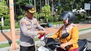 Polresta Banyuwangi Berbagi Bendera Merah Putih Sambut HUT Kemerdekaan RI ke – 80