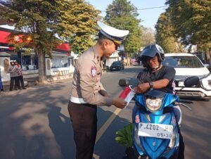 Merah Putih di Jalanan Jember: Polisi Ajak Warga Sambut HUT RI ke – 80 Gelorakan Semangat Nasionalisme