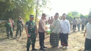 Dukung Swasembada Pangan, Polsek Krembung Tanam Jagung Serentak Bersama Santri Ponpes Baitul Qur’an Darussalam
