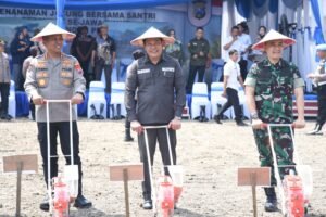 Bupati Sidoarjo dan Kapolresta Sidoarjo Tanam Jagung Bersama Santri, Dorong Swasembada Pangan Nasional 2025