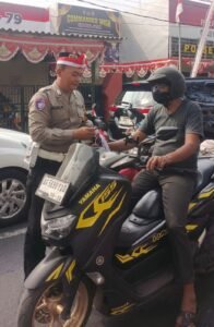 Polsek Krian Meriahkan HUT Kemerdekaan RI ke-80, Berbagi Bendera Merah Putih