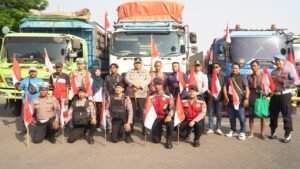 Jelang HUT RI ke-80 Polres Pasuruan Gandeng Mahasiswa, LSM, dan Media Bagikan 500 Bendera ke Supir Truk dan Warga Perumahan