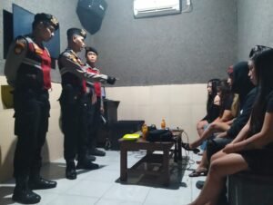 Maraknya Peredaran Miras Ilegal Resahkan Masyarakat,Sat Samapta Polres Kediri Kota Gelar Razia Tempat Hiburan Malam,Hasilnya:Puluhan Botol Miras Di Amankan