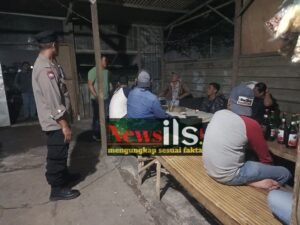 Polsek Krian Gerebek Penjual Miras dan Arak, Ratusan Botol Air Surga di Amankan dan Seorang Perangkat Desa Sumber Terik Diamankan