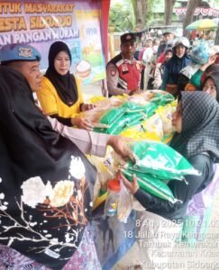 Gelar Bazar Beras Murah, Polsek Krian di Serbu Warga Masyarakat Membeli beras SPHP Seharga Rp60.000 per sak di Halaman Mapolsek