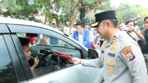 Dorong Semangat Nasionalisme, Kapolres Bangkalan Bagi – bagi Bendera Merah Putih