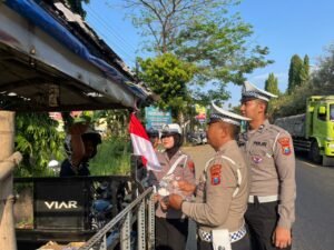 Ribuan Bendera Merah Putih Dibagikan oleh Polres Probolinggo ke Warga, Bangkitkan Semangat Kemerdekaan RI ke – 80