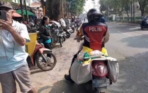 Polisi Krian Antar Beras Murah hingga ke Pelosok Rumah Warga