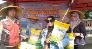 Petugas Berjerami Suasana Unik Bazar Beras SPHP Murah di Polsek Krian