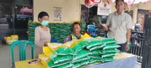 Jualan Beras SPHP Alah Polsek Krian Laku Laris di Gandrungi Emak Emak
