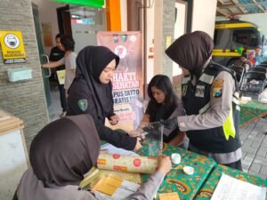 Warga Antusias Layanan Hapus Tato Gratis Polres Situbondo Sambut HUT Polwan ke – 77