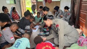 Polri Tanamkan Semangat Belajar kepada Anak-Anak di Kampung Yunad Melalui Pendekatan Humanis