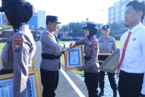 Kapolda Jatim Beri Penghargaan 73 Personel Berprestasi 4 Diantaranya Terima KPLB