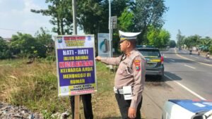 Unit Lantas Polsek Balongbendo Pasang Himbauan di Jalur Rawan Kecelakaan
