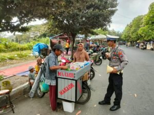 Satlantas Polres Kediri Kota Sampaikan Himbauan Kamseltibcarlantas Di Gor Jayabaya