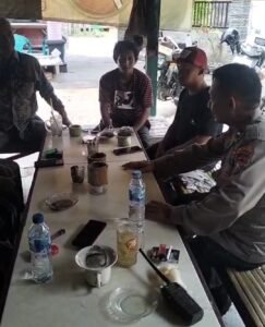 Unit Patroli Polsek Krian Beri Himbauan Kamtibmas Secara Humanis Kepada Warga