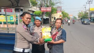 Polsek Krian Gelar Bazar Beras Murah, Tarik Pemikat Warga Antusias Membel